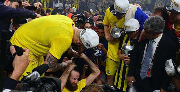 Antic, Datome’nin saçlarını kesti