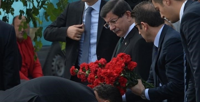 Davutoğlu Ankara'daki patlama yerine karanfil bıraktı