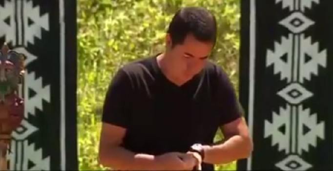 Acun Ilıcalı'yı program esnasında arı soktu