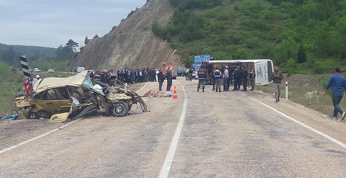 Bursa'da yolcu minibüsü ile otomobil çarpıştı: 3 ölü, 12 yaralı