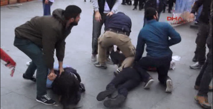 Beyazıt'ta gitmek isteyen gruba Kadıköy'de polis müdahalesi