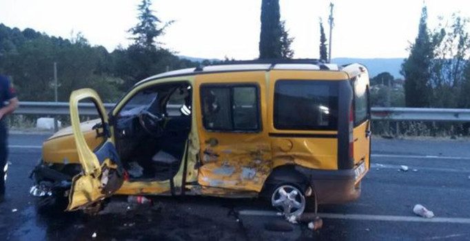 Aydın-Muğla yolunda 3 araç birbirine girdi