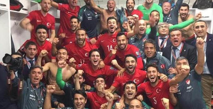 Millilerimiz galibiyeti soyunma odasında kutladı