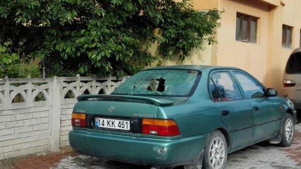 Bolu'da maganda terörü: 2 araç, 1 ev hasar gördü