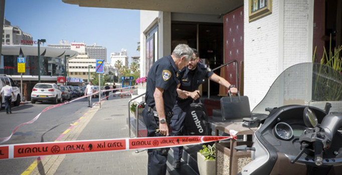 Tel Aviv'de araç yayaların arasına daldı | Son dakika haberleri