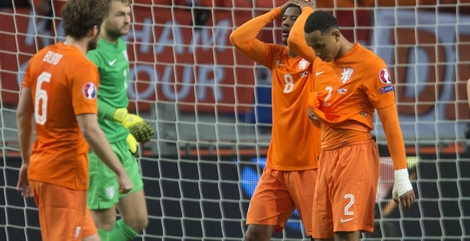 Hollanda evinde Çek Cumhuriyeti'ne 3-2 yenildi ve Euro 2016'ya gidemiyor