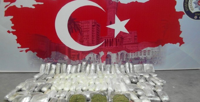 İzmir'de uyuşturucu operasyonu: 61 kilo esrar eşe geçirildi