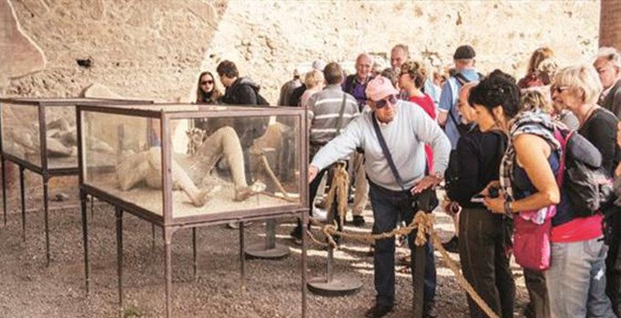Pompei'deki parçaları çalan turistler lanet korkusuyla iade etti