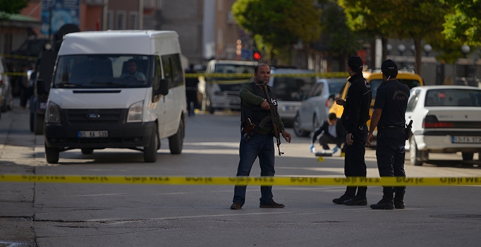 Şırnak İdil'de polis aracına roketli saldırı düzenlendi