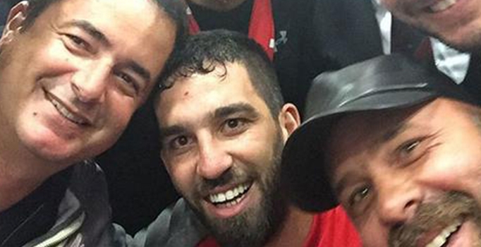 Arda Turan maç sonrası yakın arkadaşı Acun Ilıcalı'ya koştu