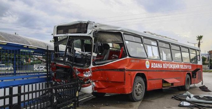 Adana'da iki belediye otobüsü çarpıştı: 2 yaralı