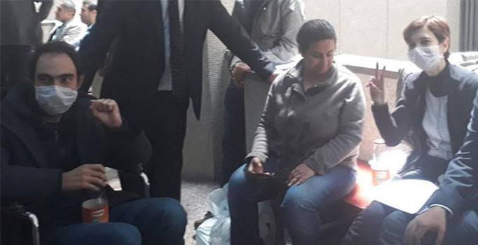 Açlık grevindeki akademisyen Nuriye Gülmen ve Semih Özakça'ya tutuklama talebi