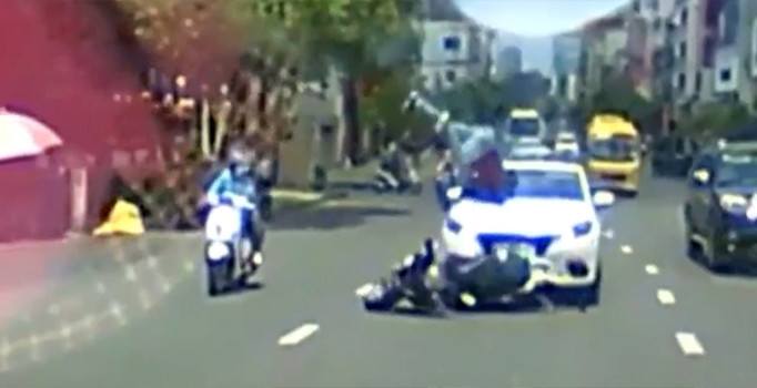 Talihsiz adama önce otomobil sonra motosiklet çarptı | Video