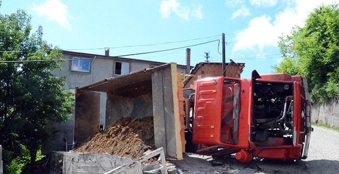 Zonguldak'ta toprak yüklü kamyon devrildi: 1 yaralı