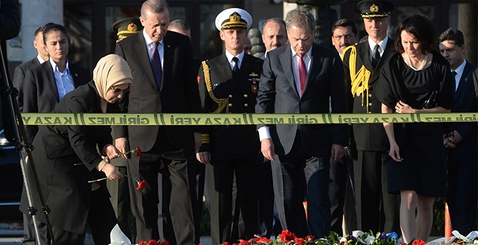 Erdoğan Ankara'daki patlama yerine karanfil bıraktı