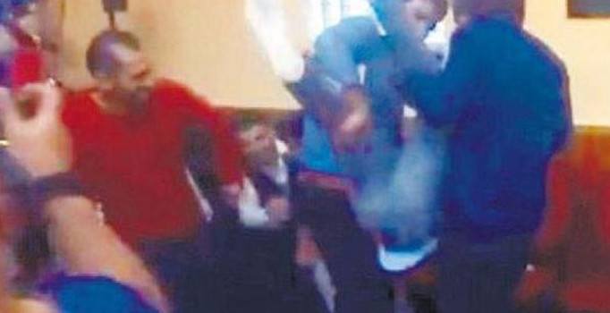 Milli oyuncu Hakan Çalhanoğlu'nu düğününde kemerle döverek uğurladılar