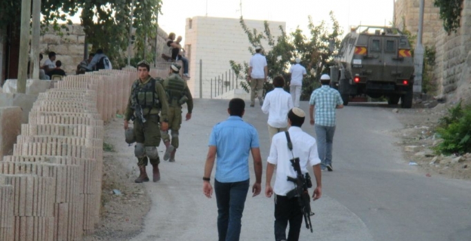 İsrailli yerleşimciler, Filistinlilerin evlerine ateş açtı