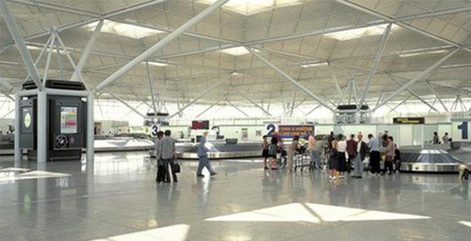 Londra'dan Türkiye'ye gitmek üzere olan bir kişi terör saldırısı alarmı üzerine gözaltına alındı