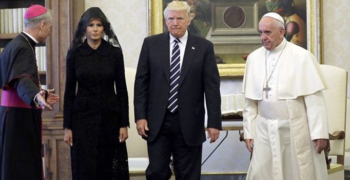 Suudi Arabistan'da saçını örtmeyen First Lady, Vatikan'da kapandı