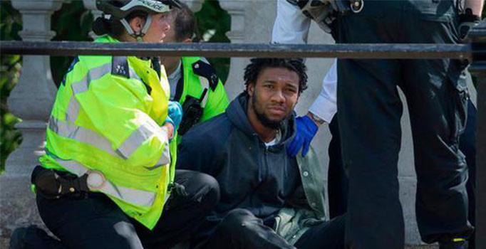 Kraliçe Elizabeth'in Saray'ın önünden geçmesinden sonra bıçaklı şüpheli gözaltına alındı