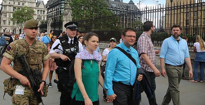 Londra'da önemli binaları askerler koruyacak