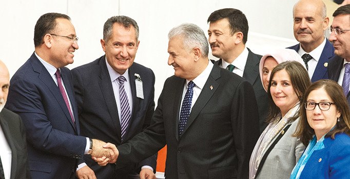 İftar sofralarına oturun