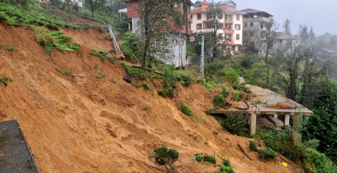 Cumhurbaşkanı Erdoğan'ın Rize'deki evinin yakınında heyelan meydana geldi