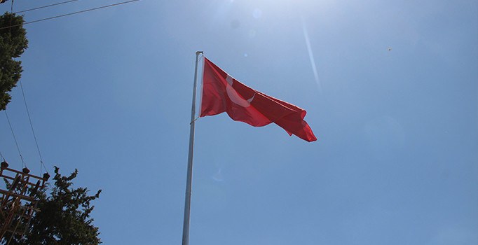 Ceylanpınar'da Suriye sınırına dev Türk bayrağı