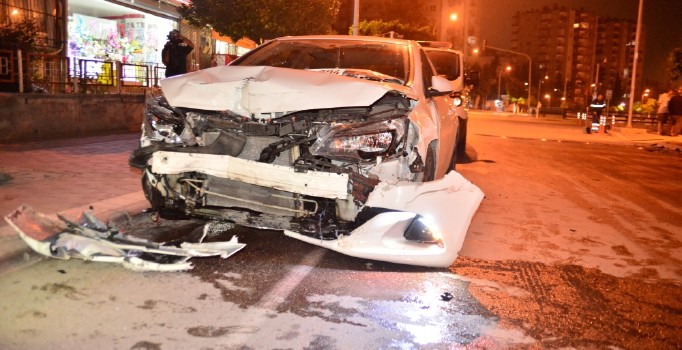 Adana'da iki otomobil çarpıştı: 1 ölü, 1 yaralı