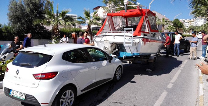 Kuşadası’nda bulvarda seyir halindeki bir otomobile yat çarptı