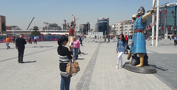 Taksim Meydanı'nda 'Okçu' heykelleri