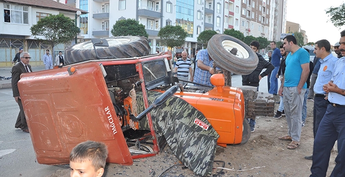Yozgat'ta tır ile traktör çarpıştı: 8 yaralı