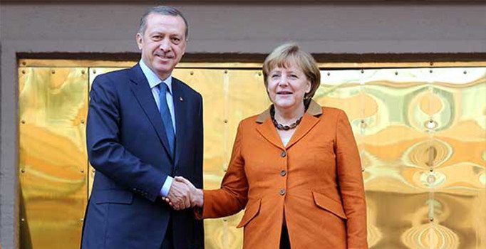 Cumhurbaşkanı Erdoğan karargah binasında Merkel'le görüştü