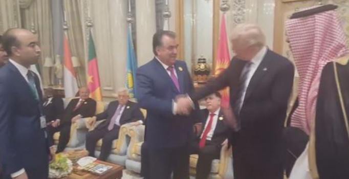 Trump sert kayaya çarptı: İlginç tokalaşma