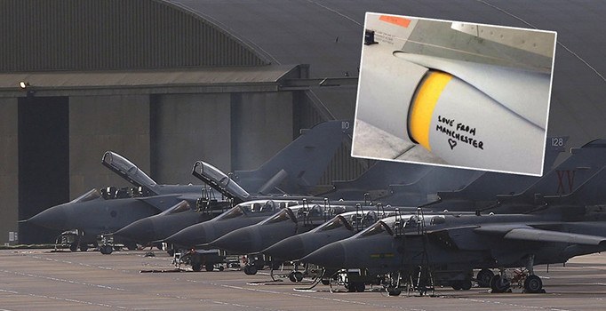 İngiliz uçaklarından DEAŞ'a 'Manchester' mesajı