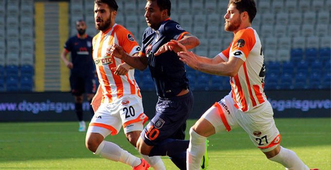 Başakşehir son dakikada güldü!.