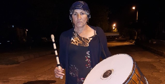 Kadın davulcu 10 yıldır Isparta’lıları sahura kaldırıyor