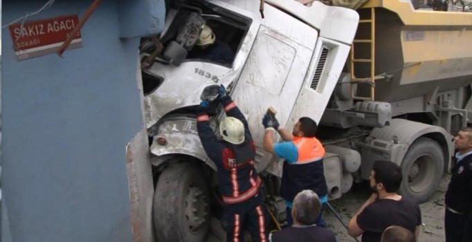 Eyüp'te hafriyat kamyonu iş yerine girdi:1 yaralı