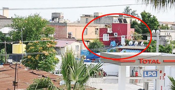 Tarsus'taki gizemli kırmızı evin etrafında kuş uçurtulmuyor