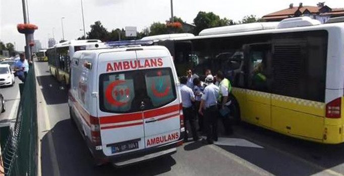 Altunizade'de metrobüs kazası: 5 yaralı | Son dakika haberleri