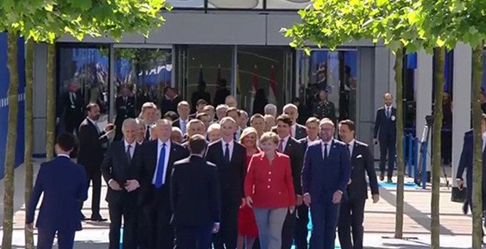 Markoviç'i iterek önüne geçen Trump benzer durumu Macron'la yaşadı