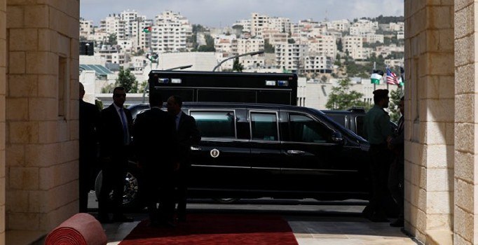 Trump'ın zırhlı aracı 'Canavar' kapıdan sığamadı