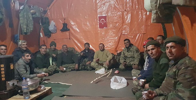 Mehmetçik 3356 rakımda iftar yaptı