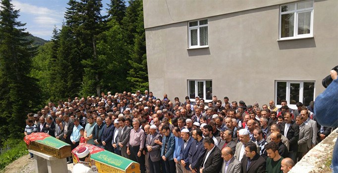 Ankara'daki kazada hayatlarını kaybeden kuzenler yan yana toprağa verildi