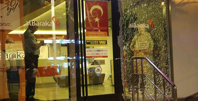 Adana'da bir bankanın camının kırılması polisi alarma geçirdi