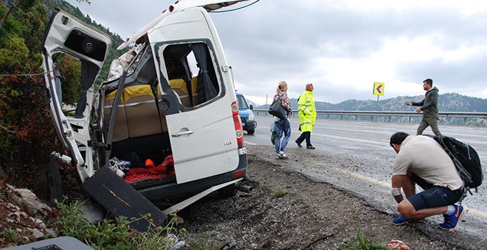 Rus turistleri taşıyan midibüs devrildi: 3 yaralı | Antalya haberleri