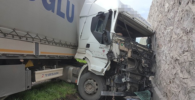 Samsun'da TIR duvara çarptı: 1 yaralı