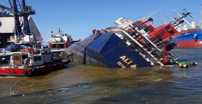 Balıkesir'de batan gemideki yük boşaltılacak