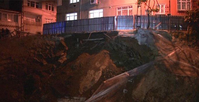 Eyüp'te istinat duvarı çöktü