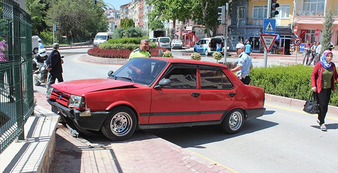 Niğde'de otomobil kaldırımdaki yayalara çarptı: 2 yaralı